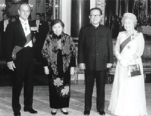 10月19日，江澤民主席和夫人出席英國女王伊莉莎白二世舉行的國宴前與女王夫婦合影。