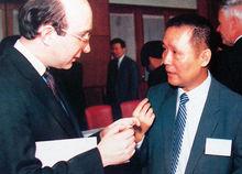 趙忠玉（右）與外國客人交談