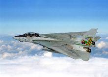 一架F-14A可變後掠翼的後掠角已完全收縮
