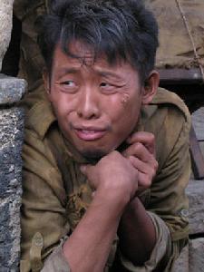 （圖）兵油子兼畫外音孟煩了，特別貧嘴。