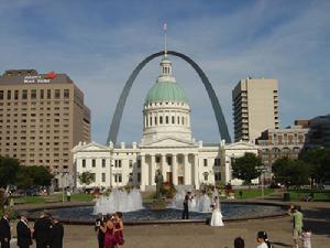 聖路易斯城在“西進之門”下