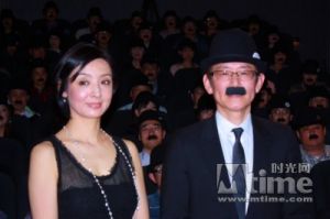 周防正行模仿卓別林，與妻子草刈民代亮相首映禮