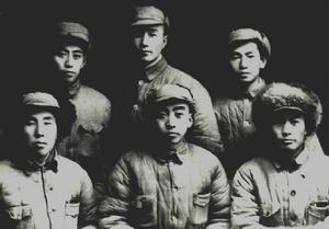 前排右起第一人為侯作桂同志