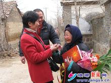 看望沂蒙老紅嫂