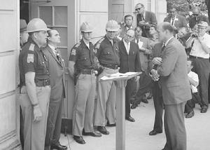 小喬治&middot;華萊士站在校門口