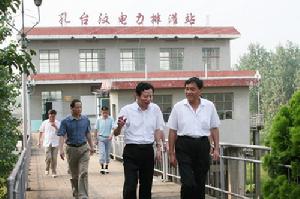 2010年7月宋衛平到潁上縣檢查指導防汛排澇