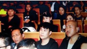 宋小寶、王小利和小瀋陽認真聽講