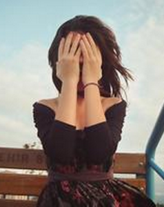 以手掩面 以手掩面