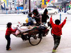 一對夫妻帶著4個滿身髒稀稀的孩子出現在南京新街口鬧市區