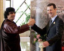 巴沙爾·阿薩德與時任利比亞領袖卡扎菲，後者在利比亞內戰中被殺