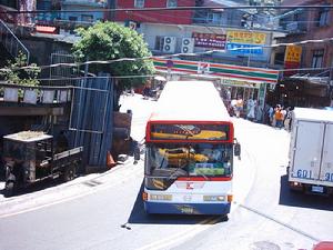 （圖）基隆客運國道客運路線行駛於九份