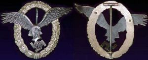 早期高品質版本從外觀上有兩種版本。第1種是1936-1939年產生，有一隻非常平的鷹飾和很薄的樹葉飾環。為了給鷹飾一個更三維立體的形態，在鷹腿之間，鷹的尾翼和萬飾的空間經常被鏤空。
