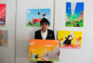 （漫畫家白松在畫展上手持兔公爵畫）