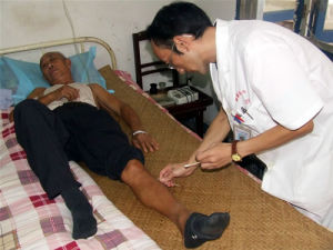 內科醫生正在為病人做針灸治療