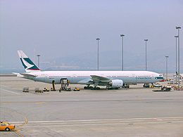 （圖）於香港國際機場停泊的國泰航機波音777-300