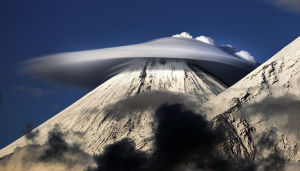 堪察加火山群上空現奇異雲層形狀酷似UFO