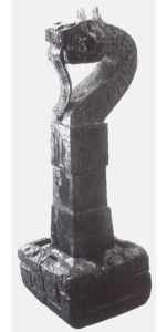 戰國黑漆龍身鎮墓獸