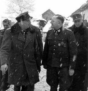 吉勒與“骷髏”師師長赫爾穆特&middot;貝克在一起