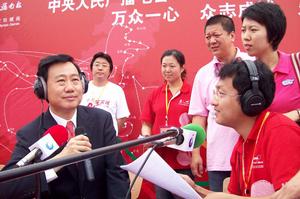 2008年7月19日，時任大連市長夏德仁在奧運火炬傳遞現場接受大連電台專訪