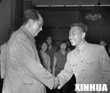 毛澤東和榮高棠握手