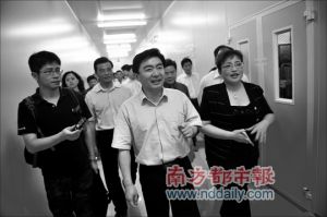 深圳方正微電子有限公司總裁王賀光與王榮書記