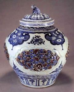 青花開光鏤雕紅藍釉花卉大罐 青花開光鏤雕紅藍釉花卉大罐