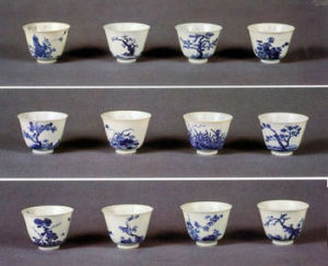 清康熙青花十二月花卉紋杯 清康熙青花十二月花卉紋杯