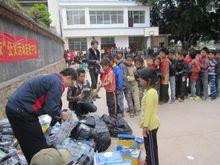 201年1月10日“新年新衣”大型公益活動走進黎明