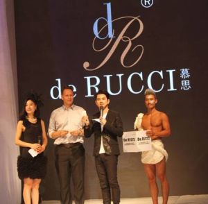 慕思設計師詹姆斯抽取幸運消費者