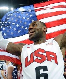 美國“夢十”男籃奧運奪冠，詹姆斯興奮高舉國旗。