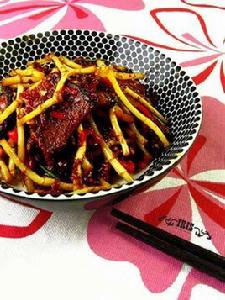 臘肉炒折耳根 臘肉炒折耳根