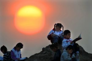 晨讀的安康家園的孩子們