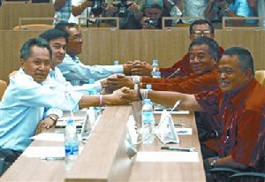 雙方會談前“友好”握手