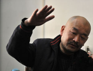 在坑中的20多分鐘內，不斷有石頭和土塊往下塌