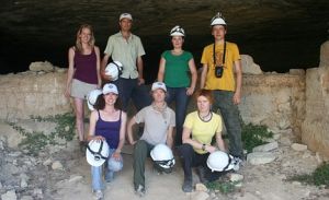 來自牛津大學的研究小組在格爾蒂洞穴外合影留念