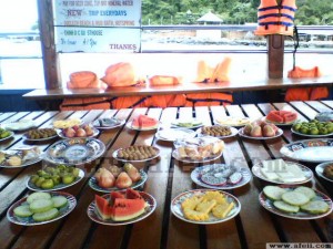 芽莊出海船上水果餐