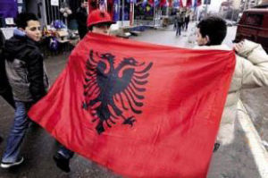 阿爾巴尼亞族兒童舉著旗幟走上街頭