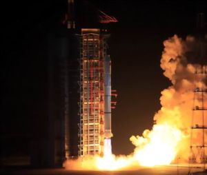 長征二號丙”運載火箭順利點火騰空，以一箭三星方式，將“環境一號”C衛星送入預定軌道，