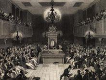 正中間穿黑色禮袍和頭戴假髮者為下議院議長