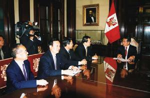 1999年10月18日至31日，中共中央政治局委員、廣東省委書記李長春訪問巴西和秘魯，廣東省20多位企業家隨行。李長春(左四)拜會秘魯總統藤森(右一)。