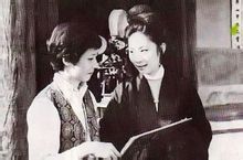 唐書璇（左）和盧燕（右）在拍攝現場