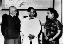 蔣介石（左）、宋美齡（右）與岸信介（中）