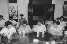 87年6月關渭貞（左一）與朱森林等領導交談