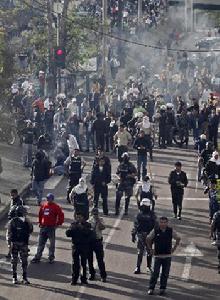 路上聚集了示威的民眾