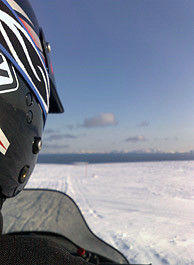 在芬馬克高原（Finnmarksvidda）上駕駛雪地摩托，挪威