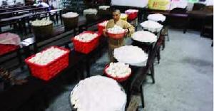 一名僧人將剛出鍋的饅頭分揀裝好，準備送往撫州各個受災民眾救助點