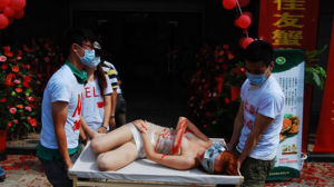 美女長沙裸身抗議陽澄湖閘蟹