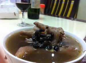 黑豆鳳爪排骨湯 黑豆鳳爪排骨湯