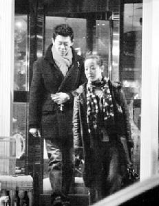 （圖）徐昂（左）是北京人藝的年輕導演