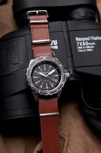 楓葉標識石英潛水錶